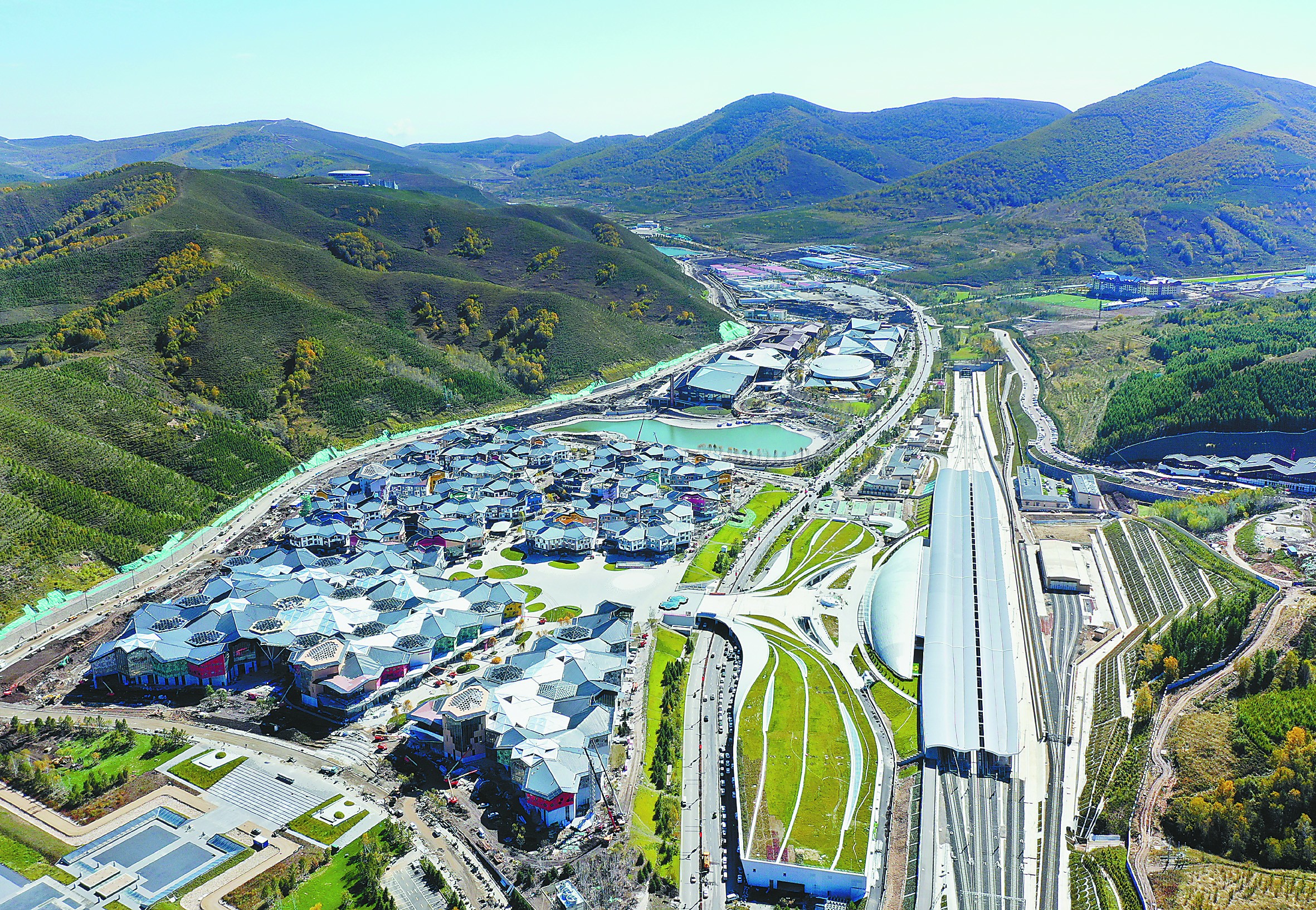 张家口在建设冬奥场馆的同时,还同步建成了太子城冰雪小镇.