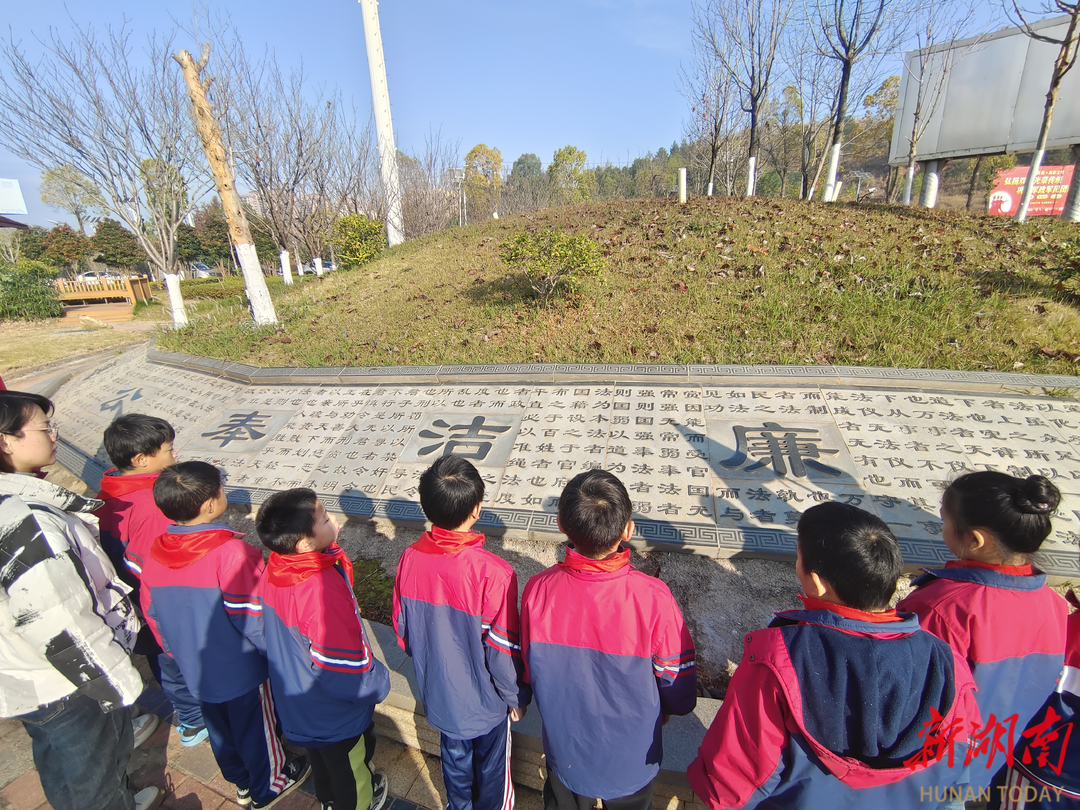 祁东永昌芙蓉学校:让"廉洁"入心 让"法治"入脑