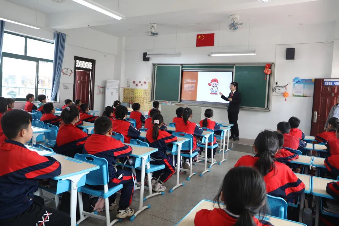 与法同行 护航成长——雁峰法院白沙人民法庭走进白沙实验学校开展"送