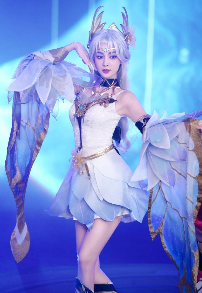 古力娜扎cos貂蝉 身姿曼妙 置身繁花中宛若美神降临