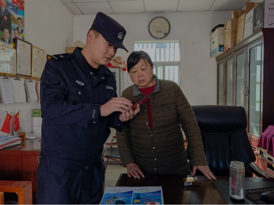 怀宁县公安局:基层民警"送法上门" 解民忧