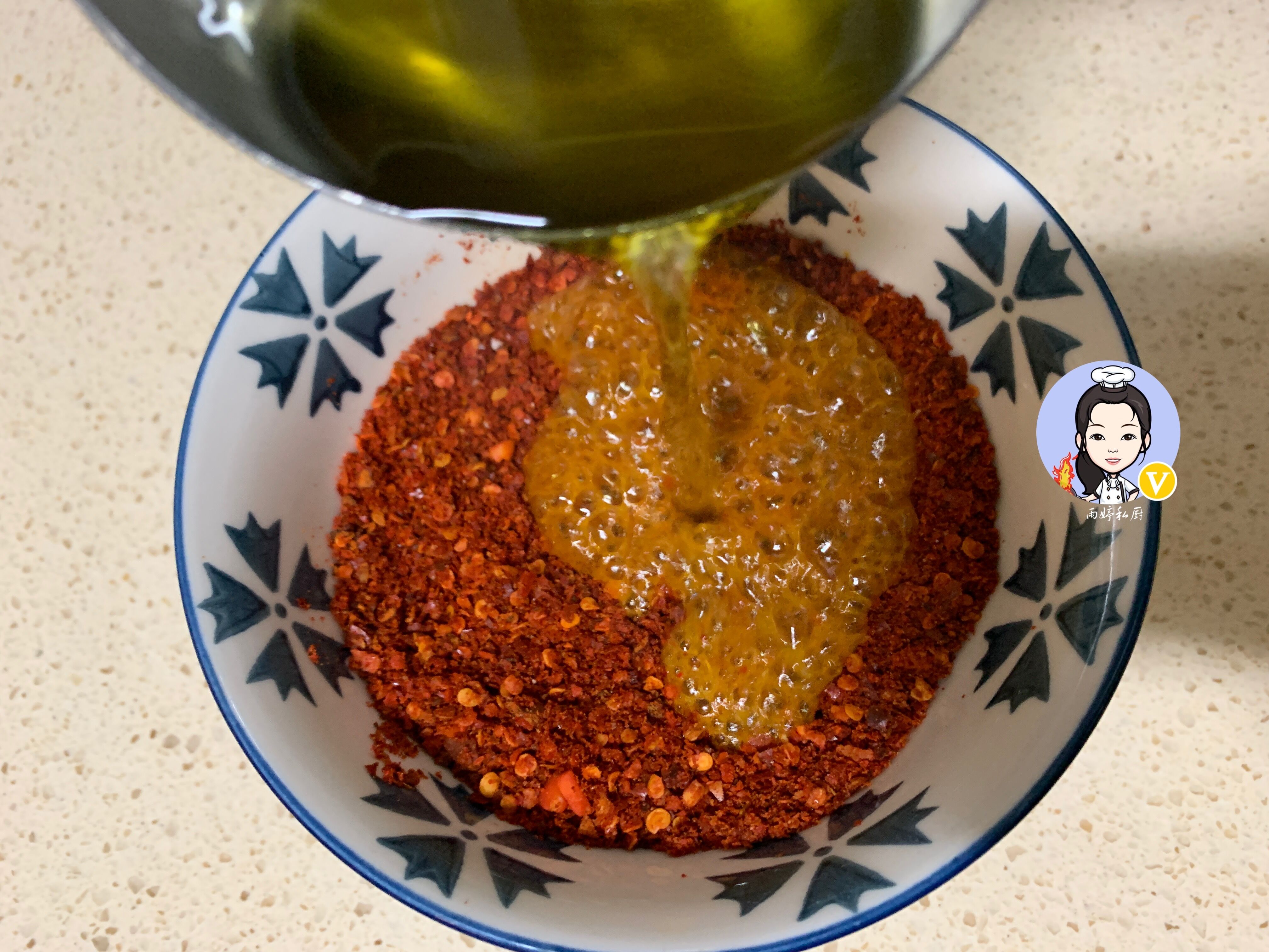 多加一步,辣椒油红亮,香辣入味!