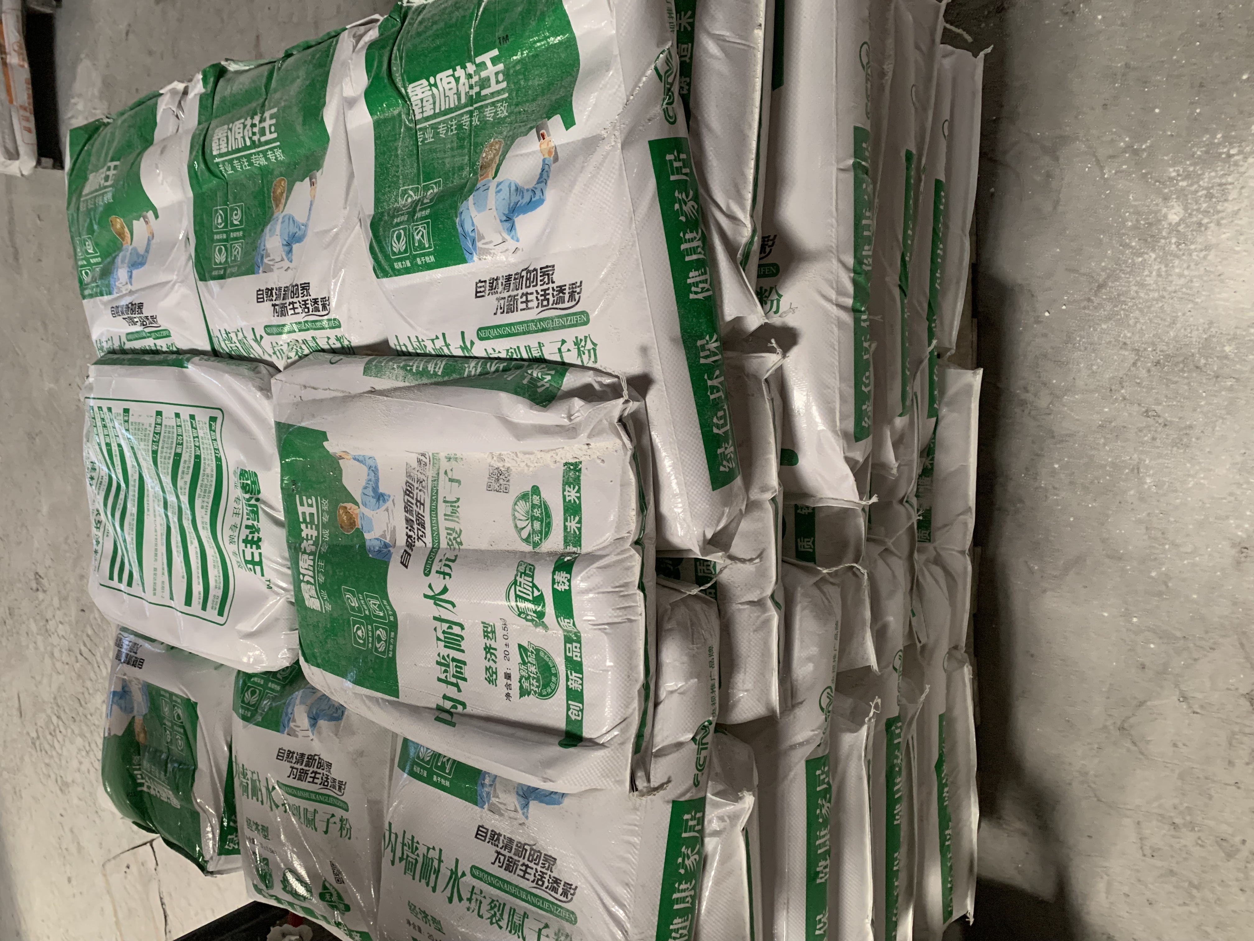 广西腻子粉厂家介绍内墙耐水抗裂腻子粉施工注意事项