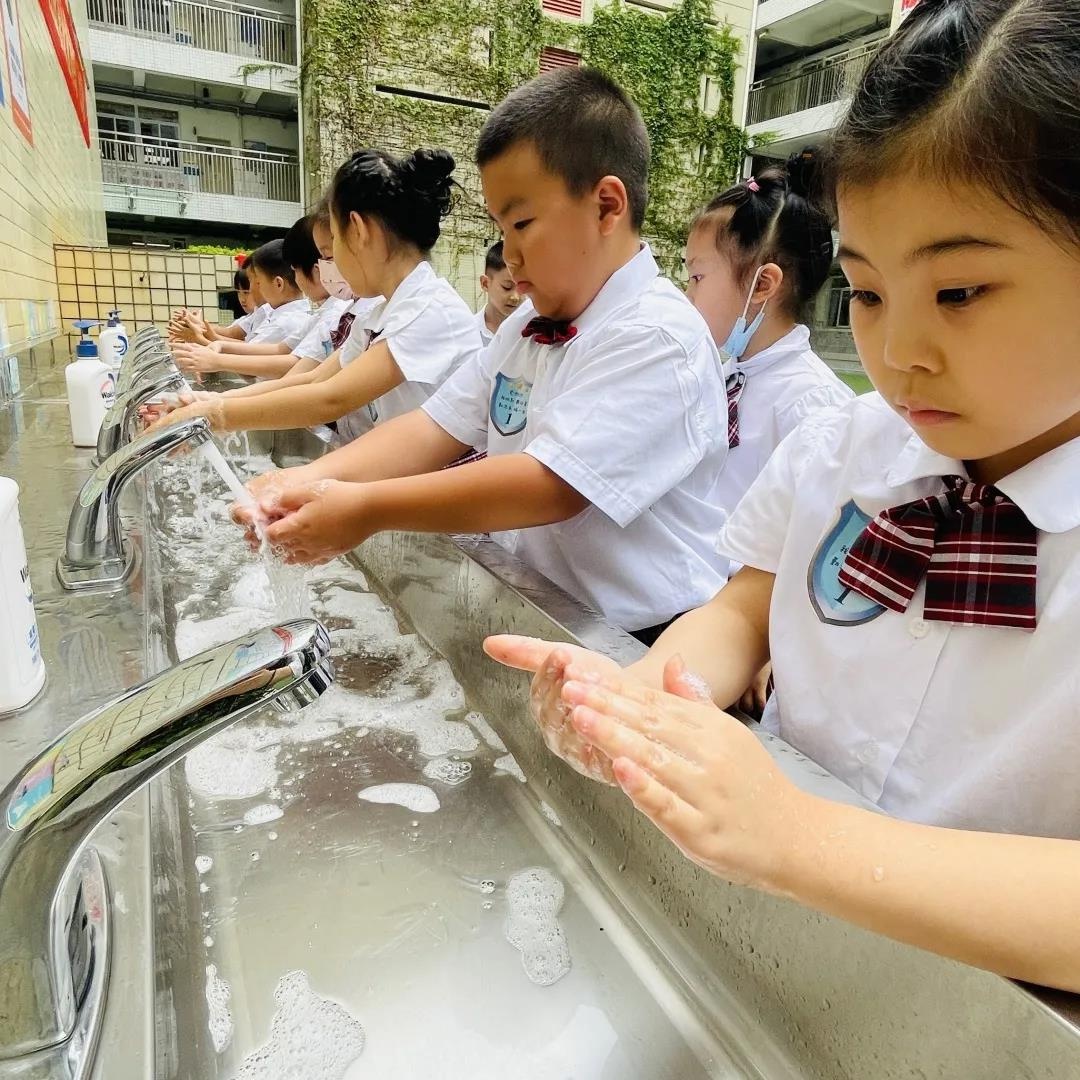 宝安区滨海小学:最可爱的头条给你,一年级萌娃入学初体验来啦!