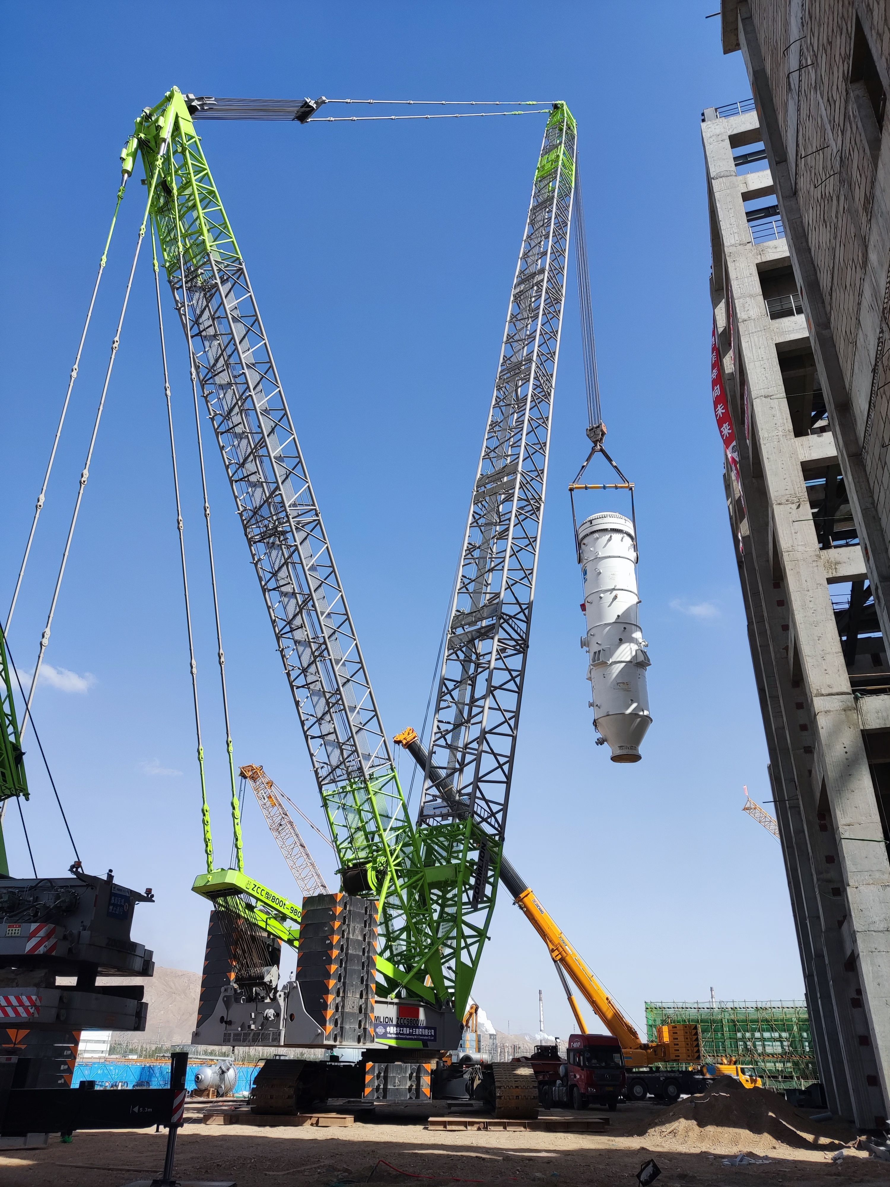 十三化建甘肃能化金昌煤化工项目首台大型设备吊装顺利就位