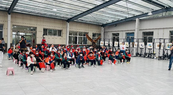 10月1日,临汾红丝带学校举行庆国庆,升国旗活动