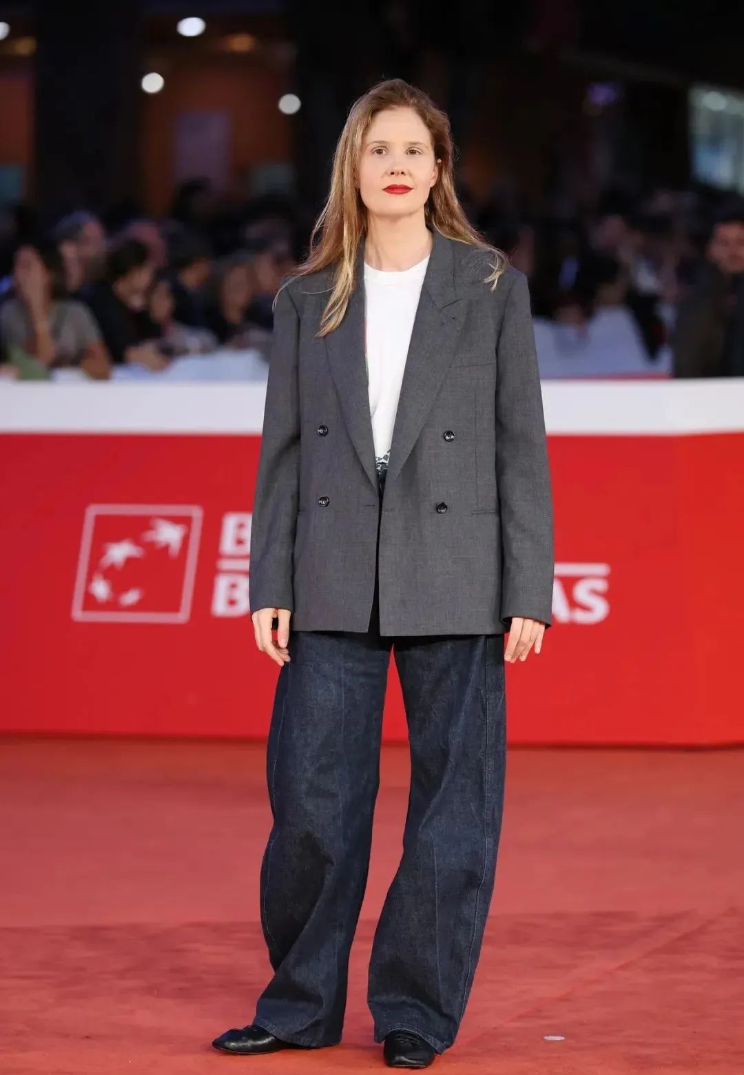 像呼吸一样顺畅的女导演穿搭也太迷人了吧难怪我们