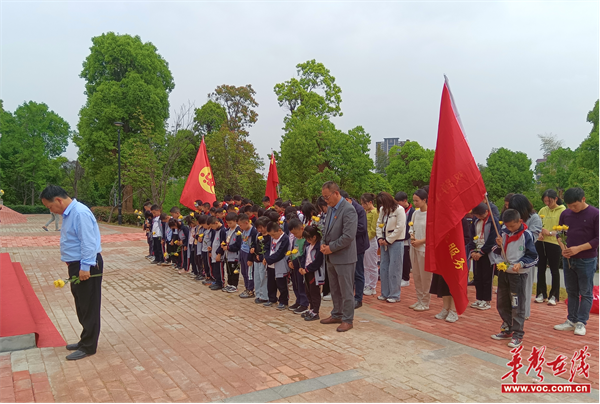 双蹲小学开展烈士陵园扫墓活动