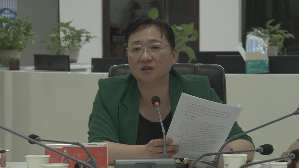 县委副书记,县长邓群,县委常委,副县长何福明出席会议.