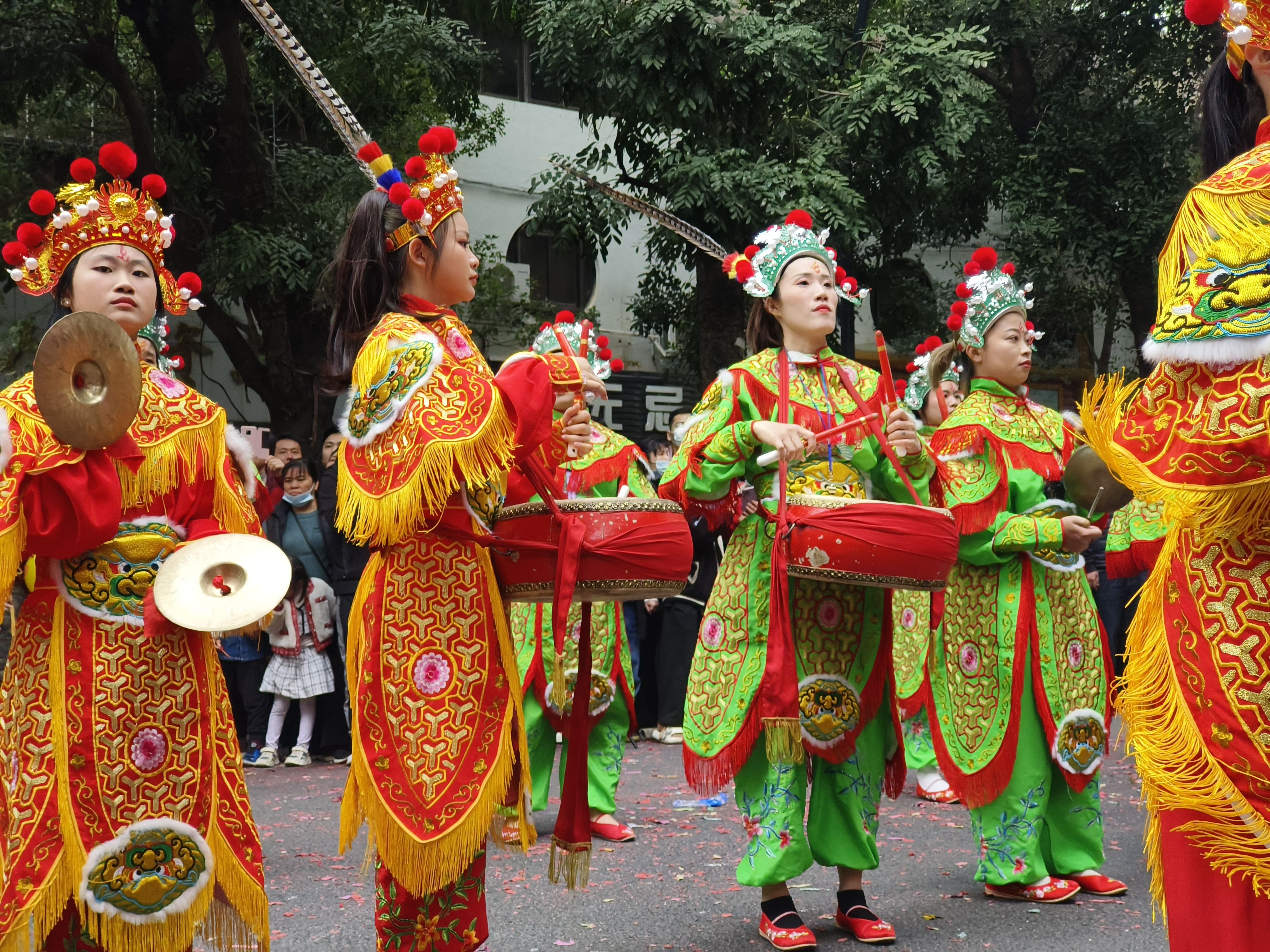 潮汕女子英歌队展现刚柔并济之美