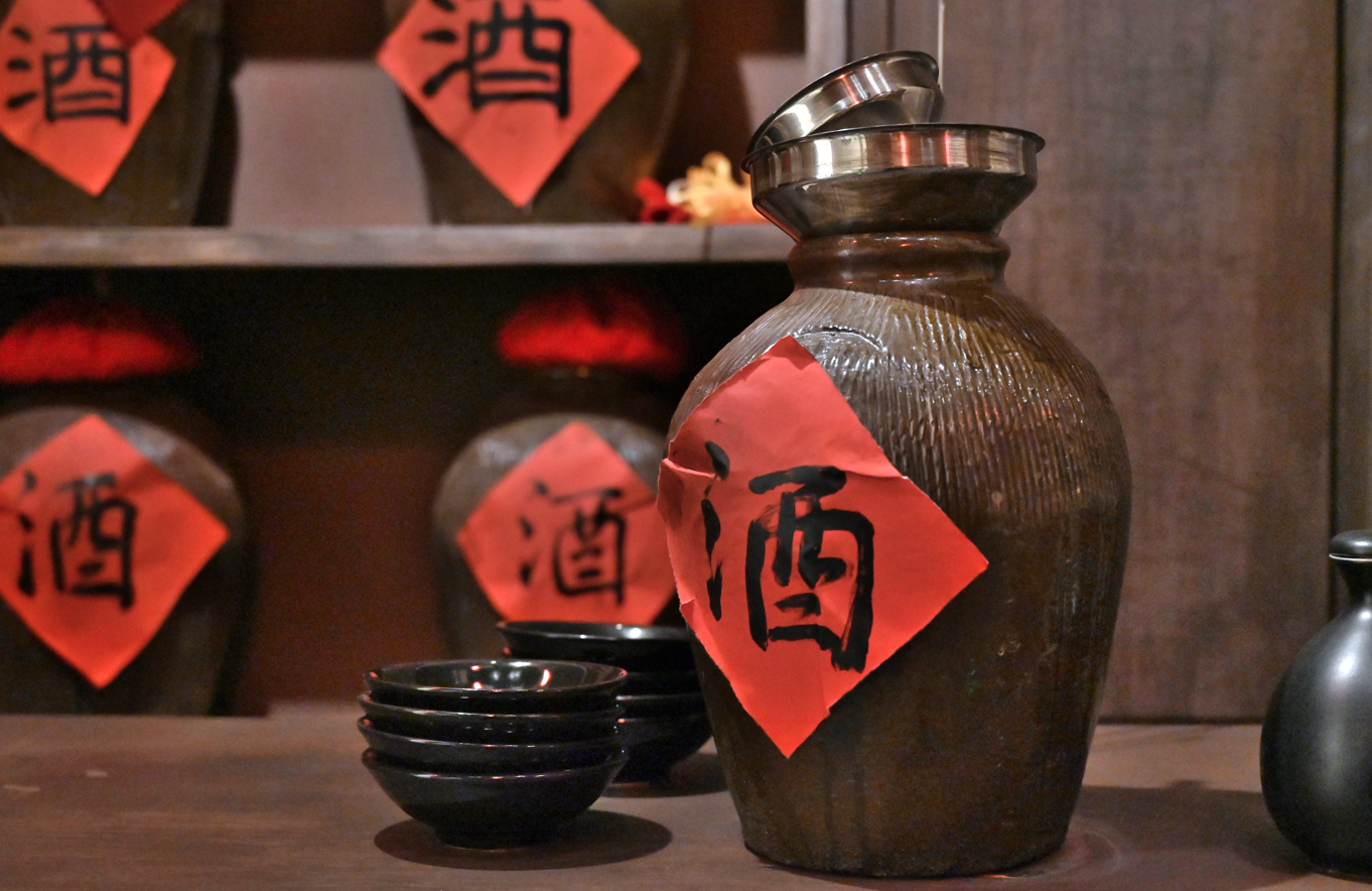 白酒断崖式下跌,基民直呼"心好痛"!后市该如何布局?