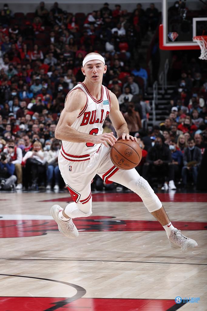 多诺万:卡鲁索打大前锋时球队像极了一个整体 他很优秀且聪明