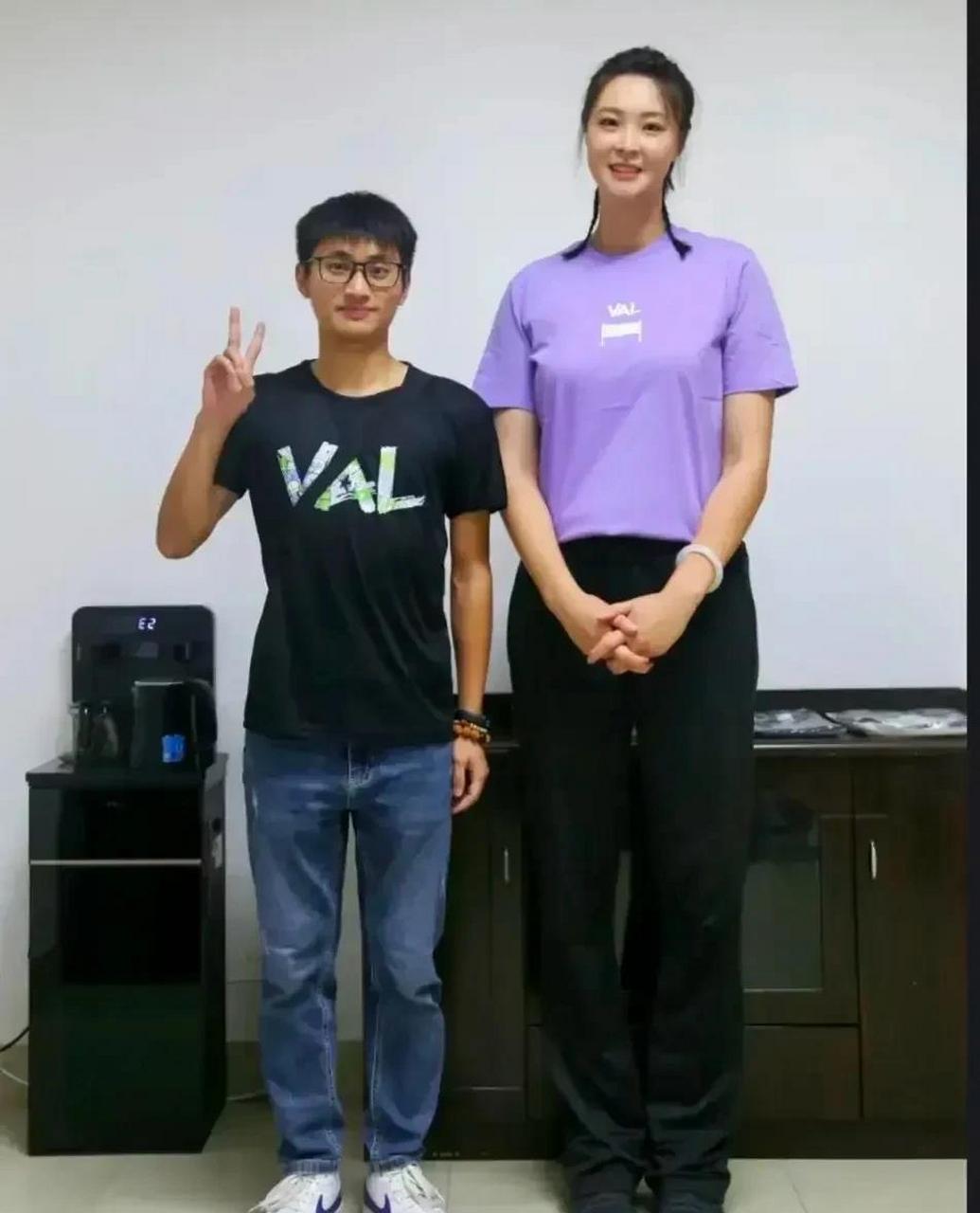 中国女排前队长惠若琪身高192cm,身高170cm的小伙子和她并排站着