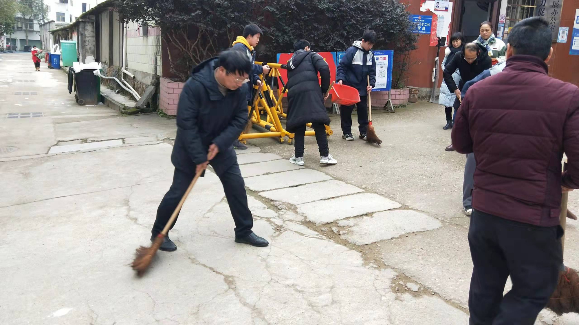 资溪县第二中学开展"创国卫"元旦全校师生大清扫活动