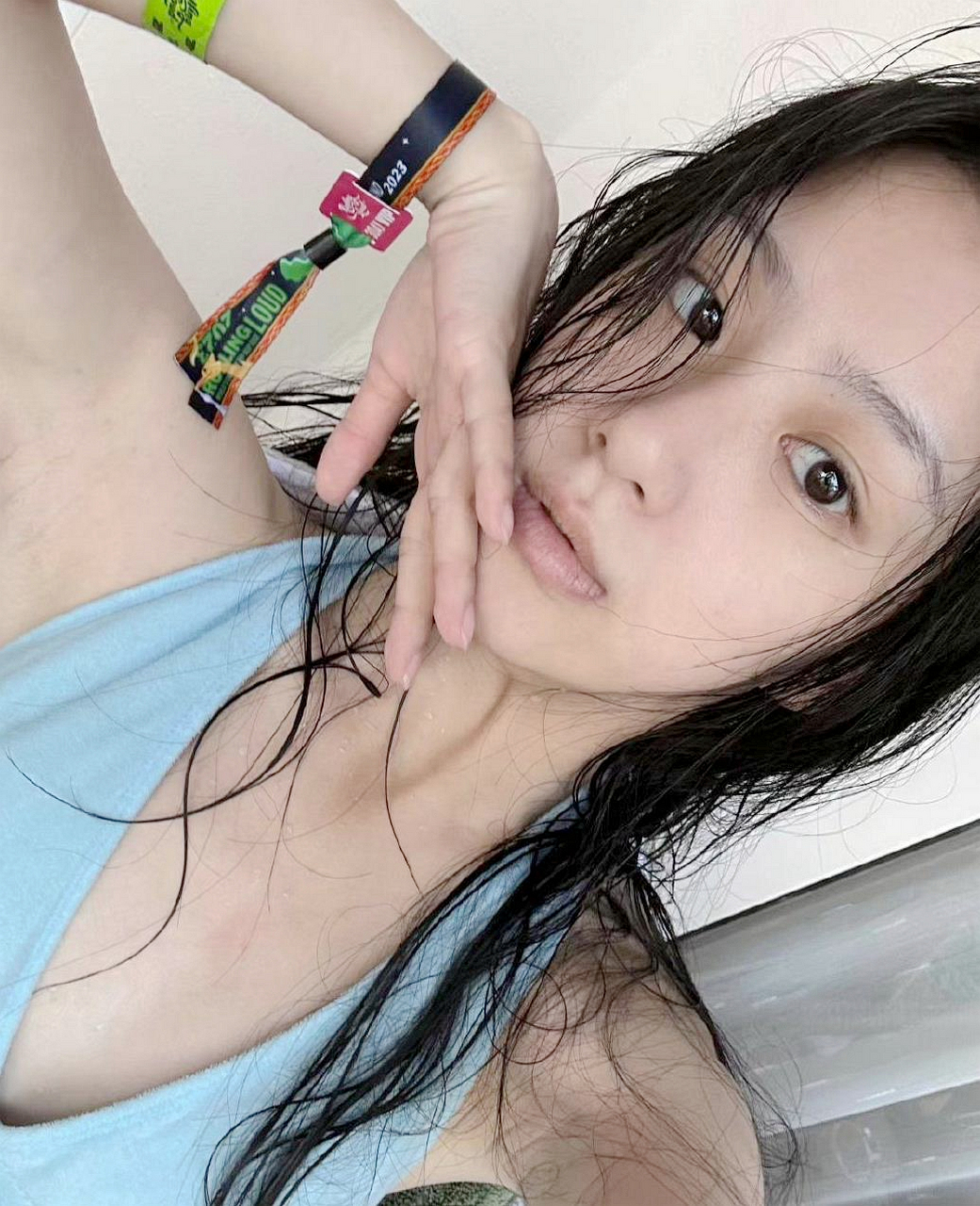 包上恩泳池照,皮肤状态好真实,这素颜状态还不错吧.