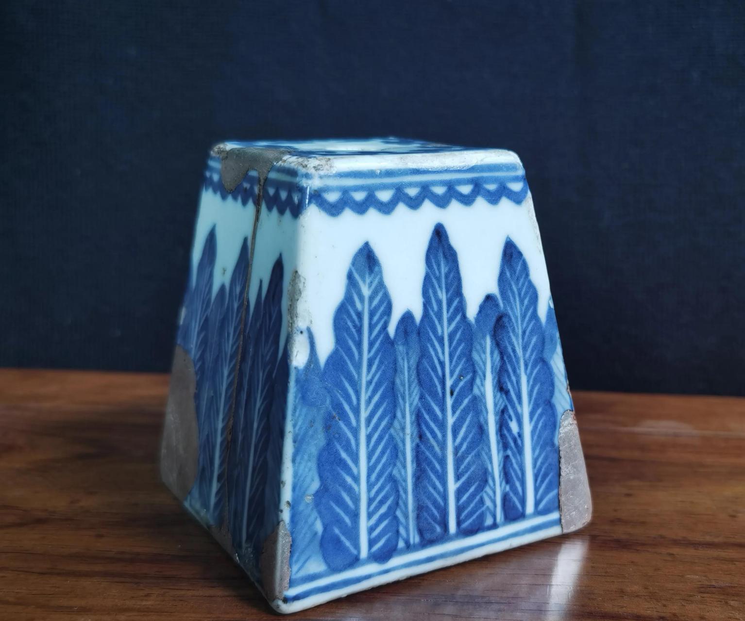 【长物为伴,最是清欢】 清康熙 青花芭蕉纹方型烛台