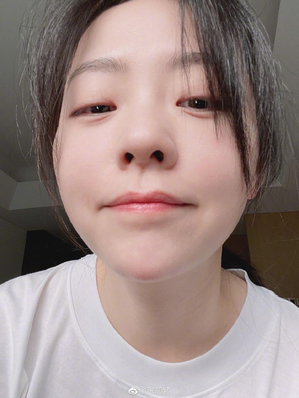 张靓颖晒素颜怼脸自拍照庆生 表情搞怪皮肤状态好