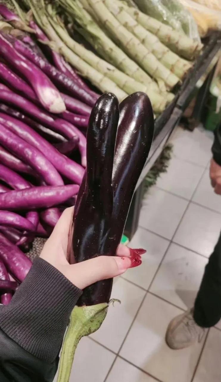 今天去超市儿,遇到一个这样的茄子,你说这还能吃吗?
