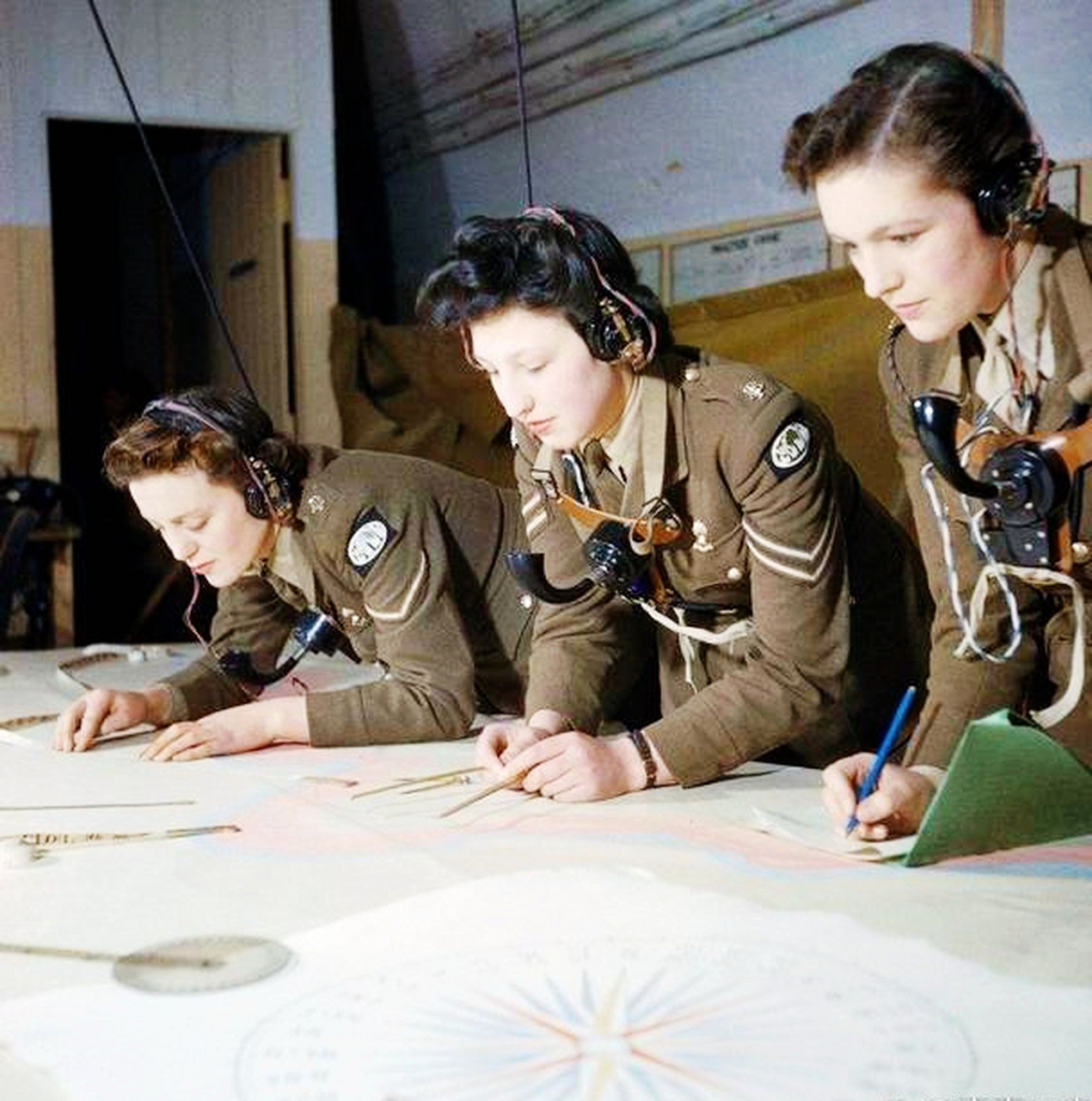 当然,女兵也有不小的贡献.在我们看来,军人要坚强,要坚强.