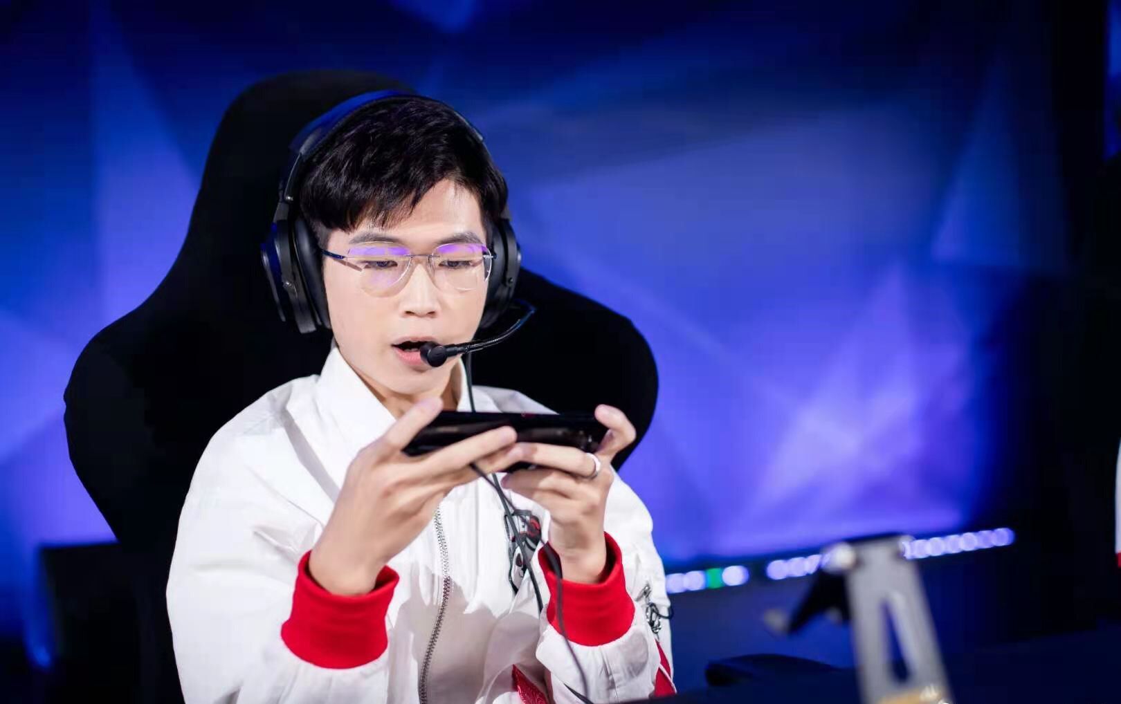 ag张角其实更想用笑影,久诚上场初晨的节奏全无,奈何管理层不让