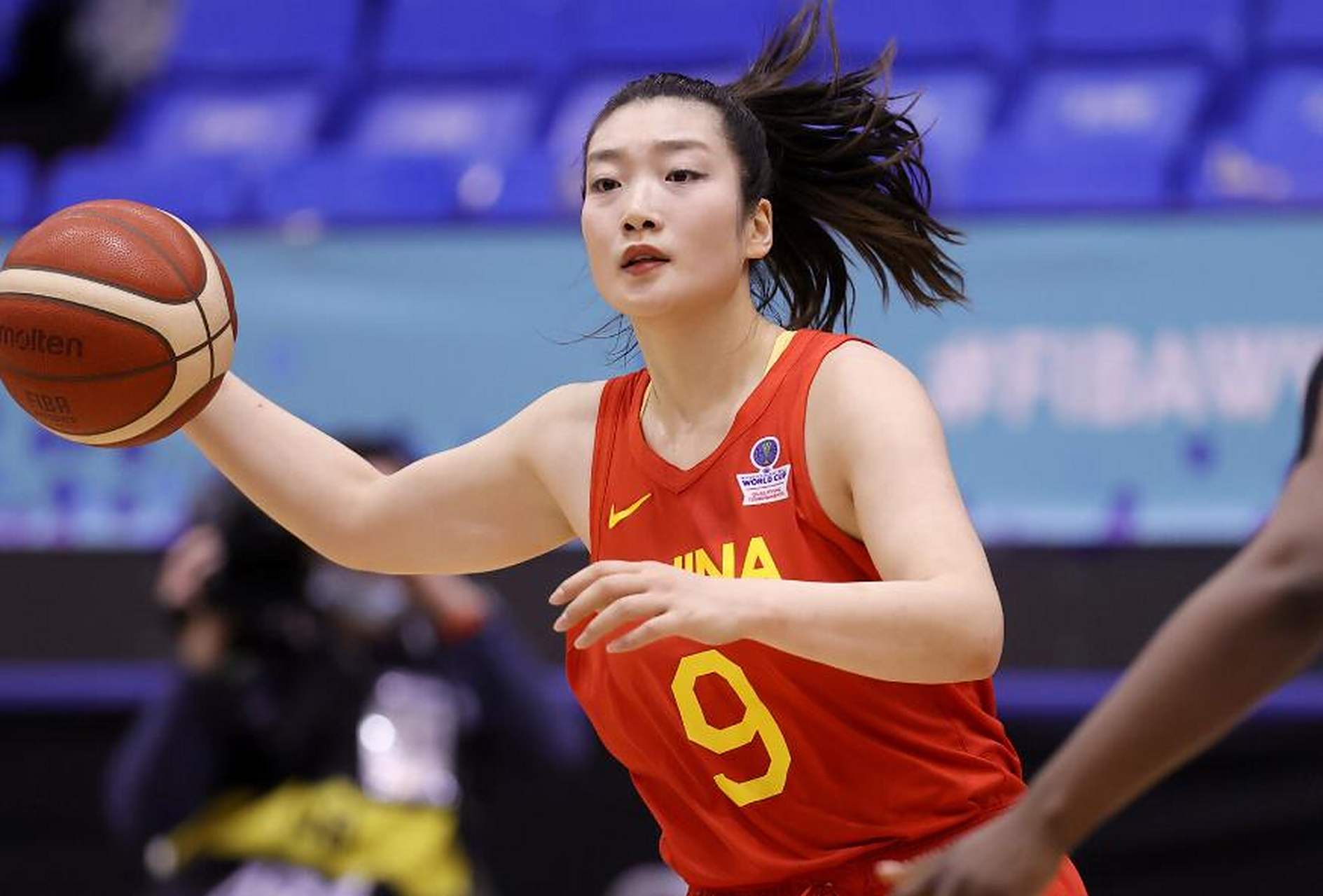 北京时间5月3日,中国女篮球员李梦正式开启了wnba生