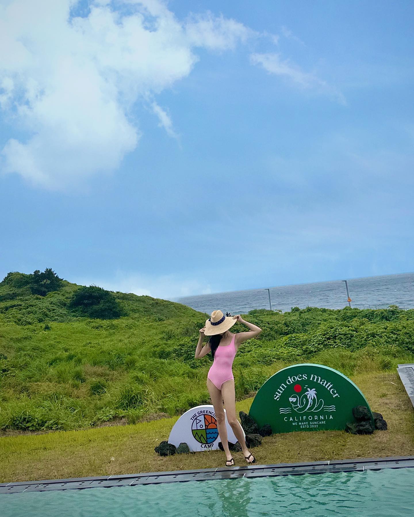 李珠妍在济州岛大秀泳装,身材高挑性感