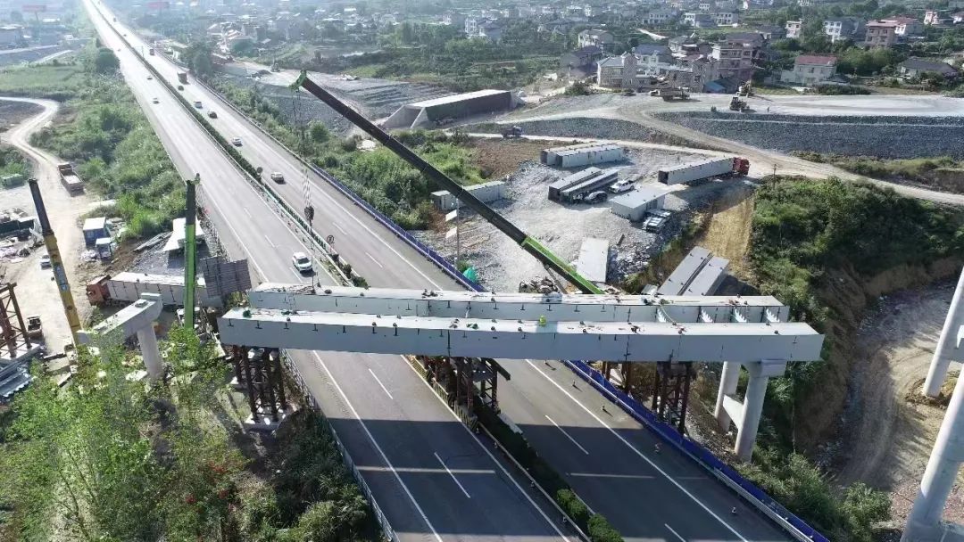 湖南炉慈高速慈利西互通首跨钢箱梁顺利架设