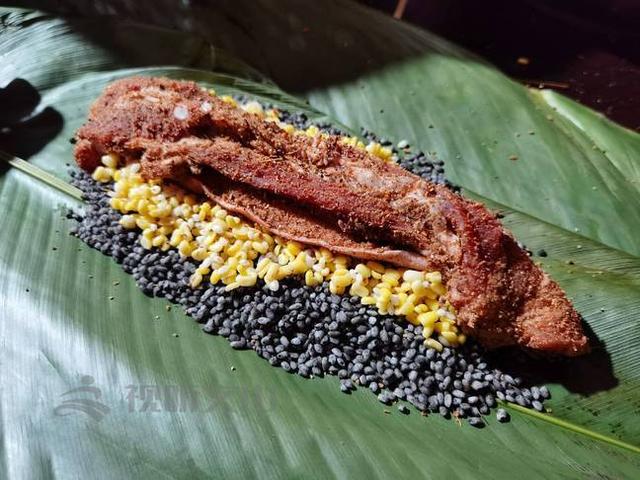 网络中国节·春节丨越南归侨裹长粽迎新年