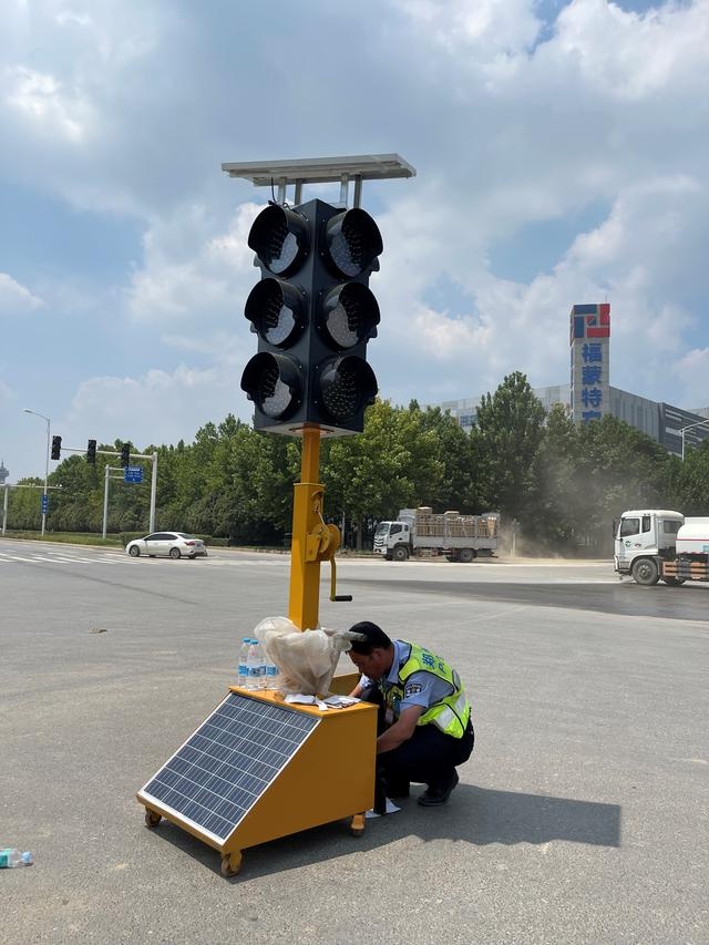 暴雨过后60余台临时信号灯点亮东区晚高峰