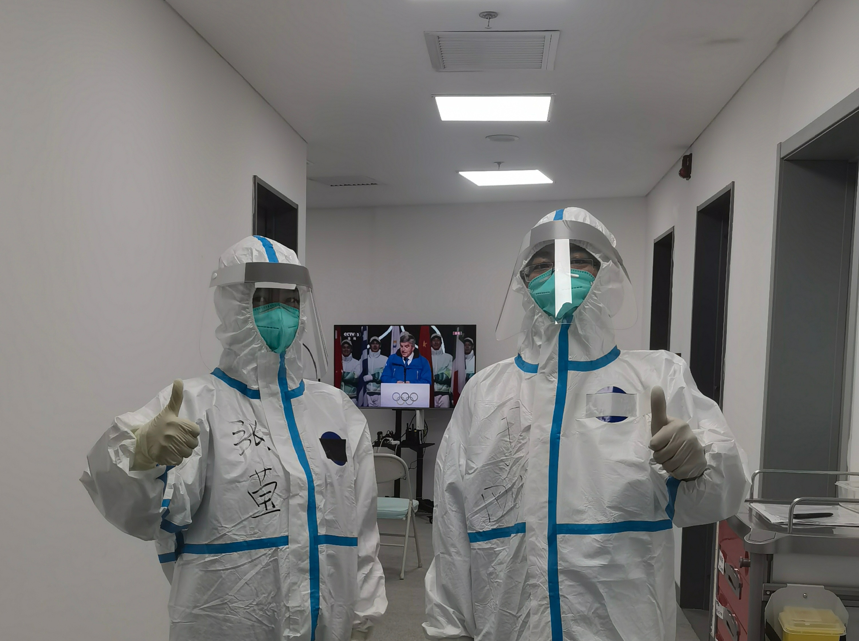 冬奥有我|身穿防护服手提诊疗箱,随时为运动员保驾