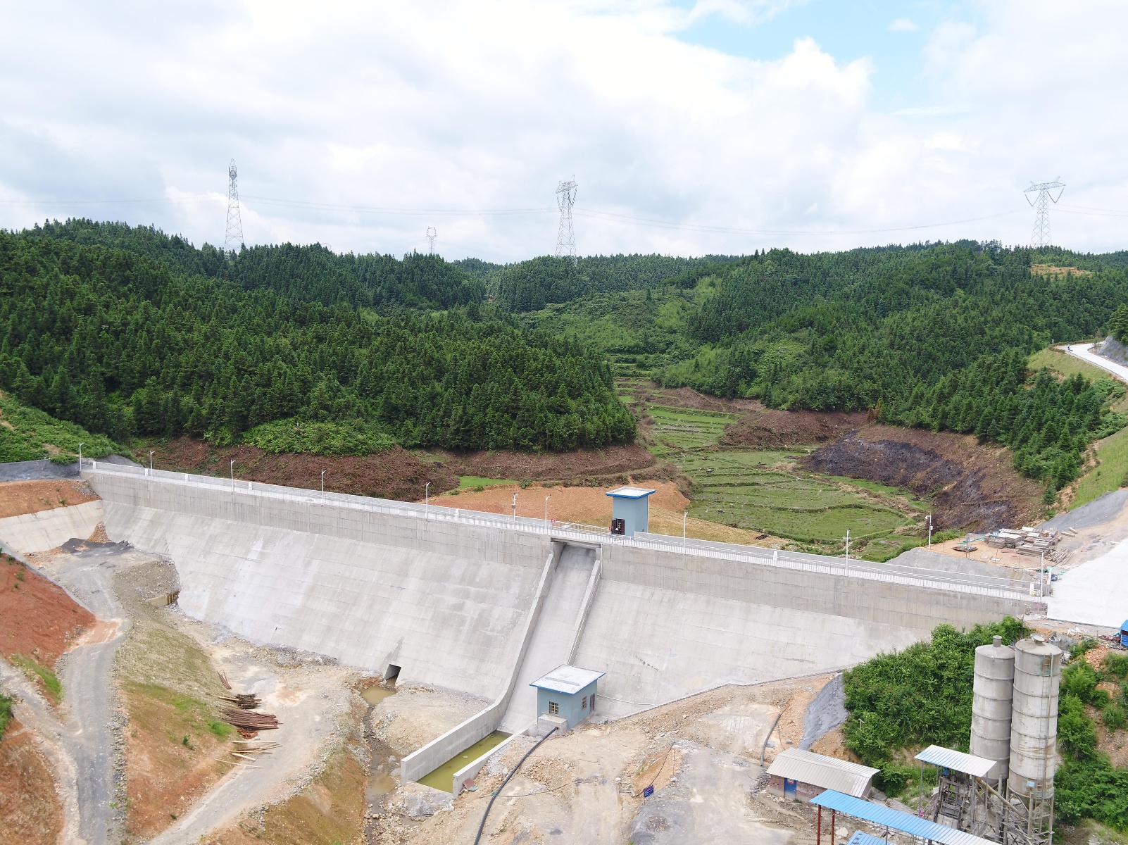 黔东南州天柱下王水库通过下闸蓄水验收