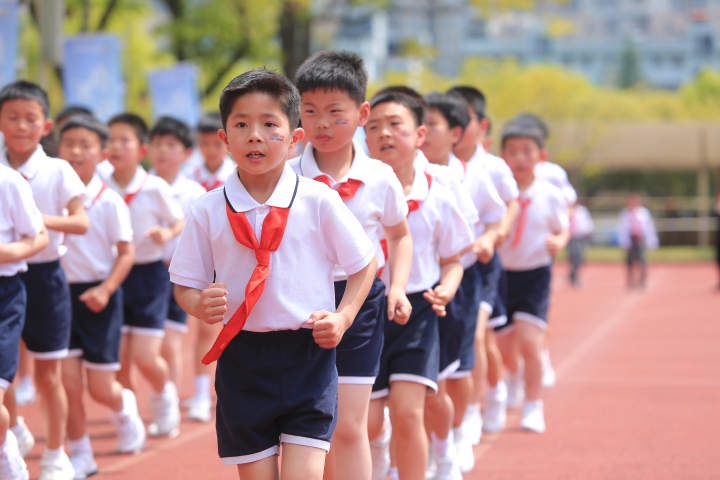 杭州市萧山区湖滨小学的娃们激情跑操,献礼精彩亚运