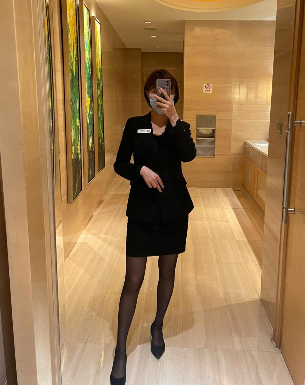 为什么酒店前台接待要穿黑色丝袜?