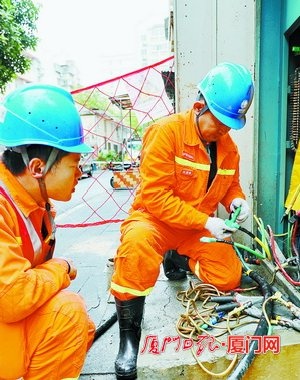 张德禄:冒雨抢修 以最快速度送电