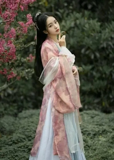 《炮灰女配她又甜又酥》她穿书后,成了貌美如花却心如蛇蝎的女配