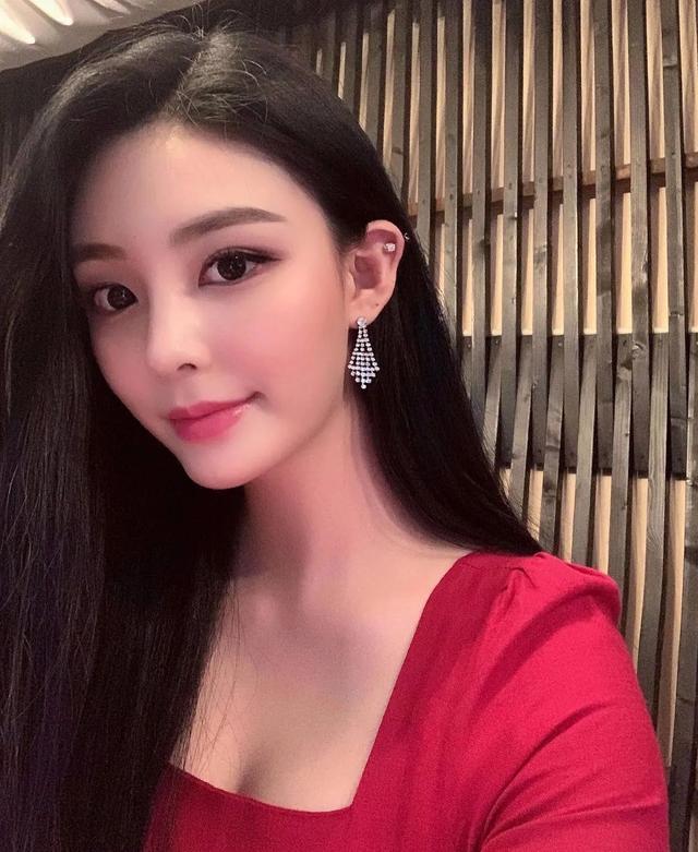 jmxx_love_:喜欢自拍侧脸的韩国妹纸,颜值超级高淑女气质