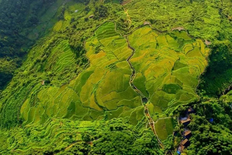 在松桃县 响水洞村,与瀑布梯田相遇,体验大自然野性的魅力!