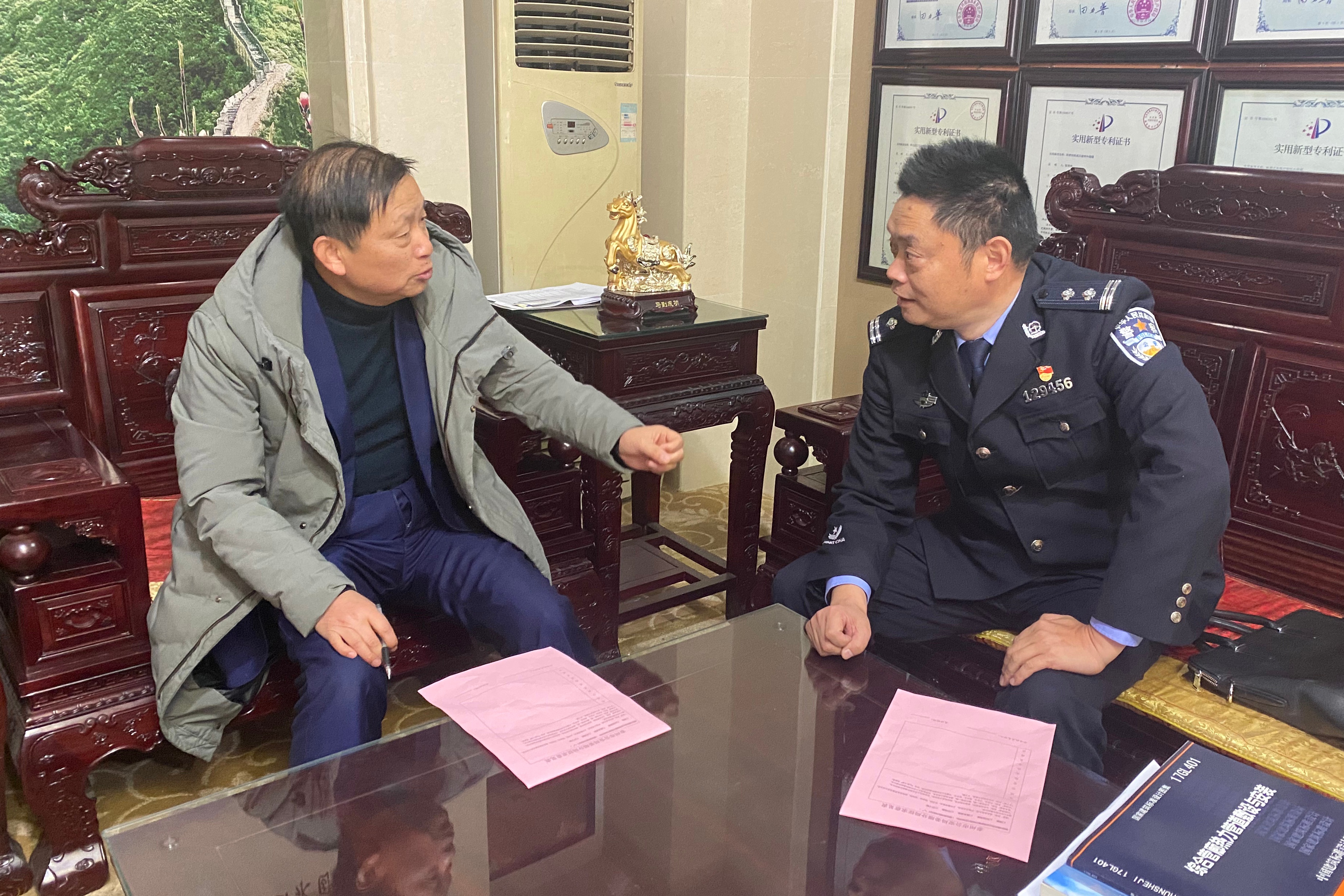 听民意集民智,姜堰公安民警走访"两代表一委员"