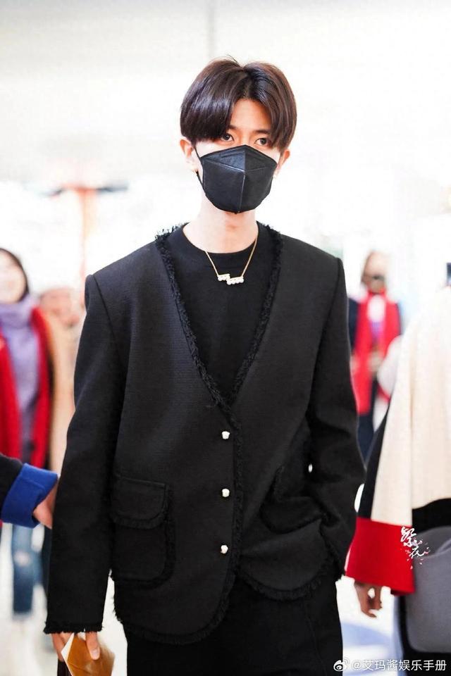 任嘉伦巴黎到达机场图,这套造型好酷