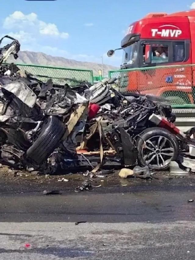 连霍高速发生三辆货车和五辆小车连环追尾事故 截止现在已经8死6伤