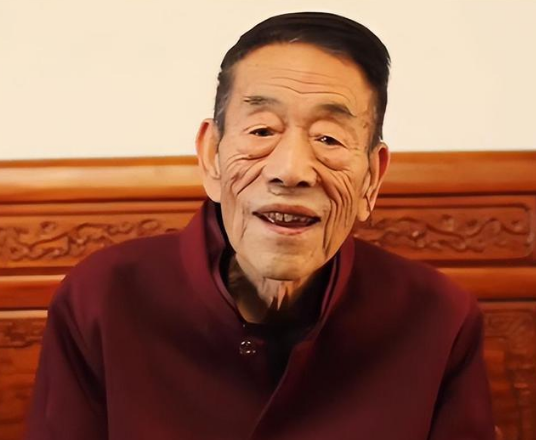 91岁杨少华住院!躺病床满身插管,面色发黑全方位监护