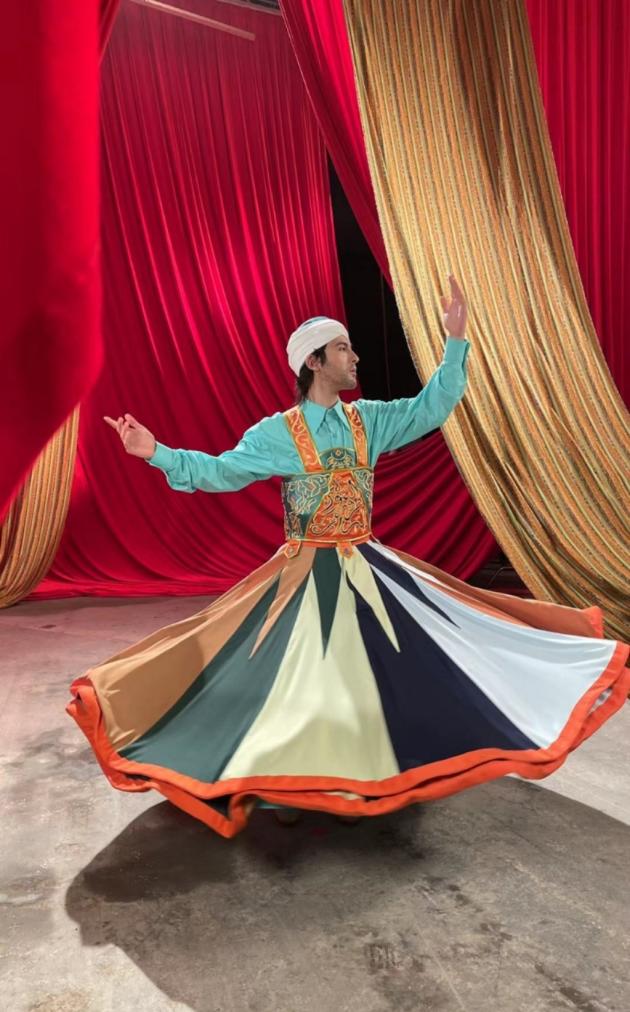 中国内地男演员迪力亚穿着民族服饰参与腾讯视频wetv广告拍摄