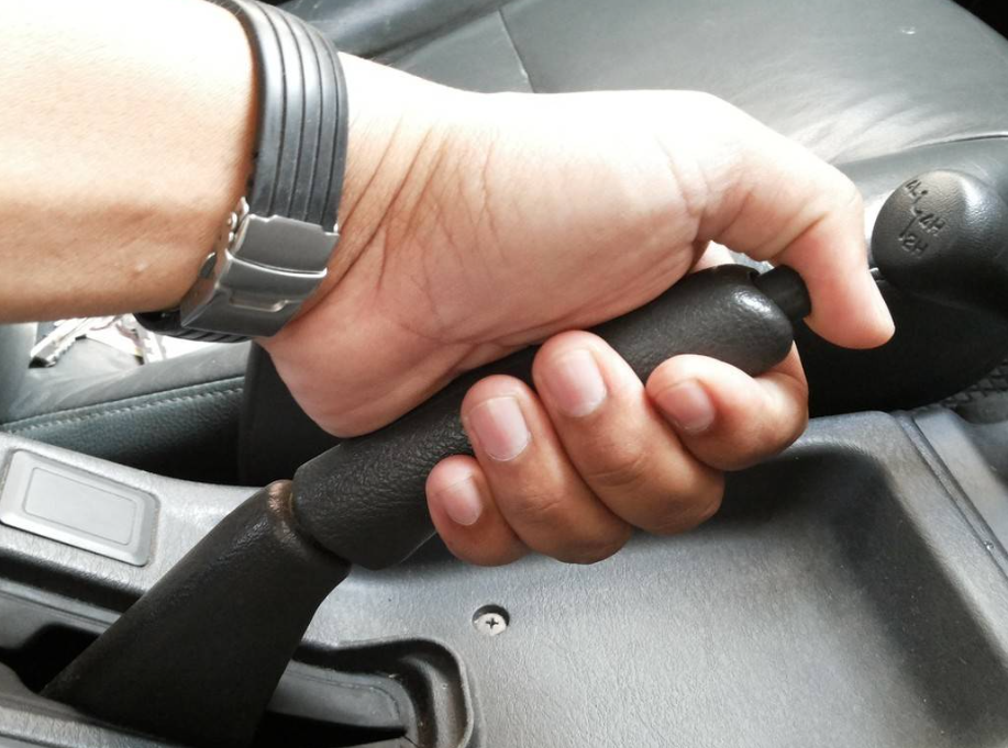 开车时手刹没放下来,对车辆有什么影响吗?刹车片会过热