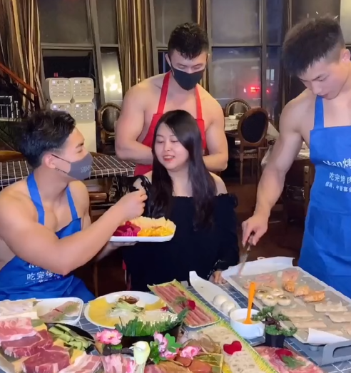 重庆猛男"服务员"身材太劲爆了!妹子们心跳脸红沸腾了