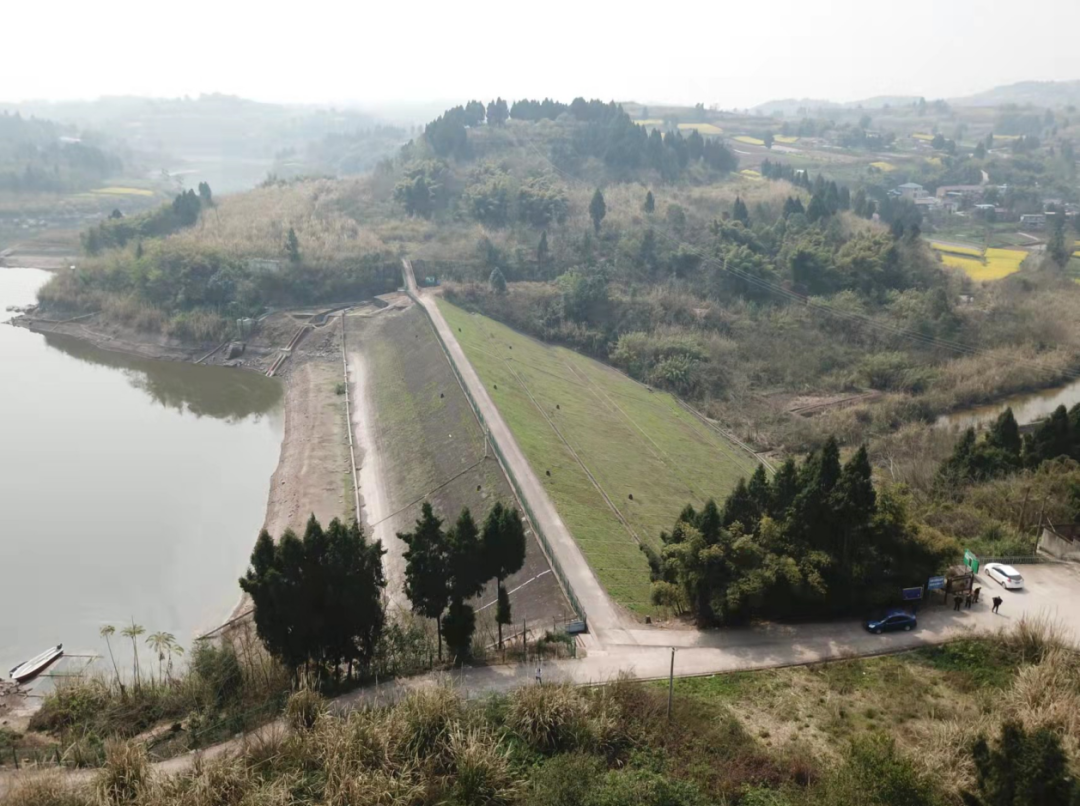 整治上下游坝坡和坝顶改造;溢洪道现有开槽封堵,泄洪槽整治,消力池
