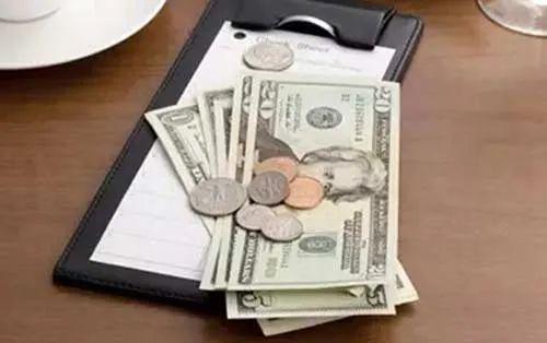 嫌弃70美元小费,纽约女服务生大骂:我最x讨厌这个国家的人