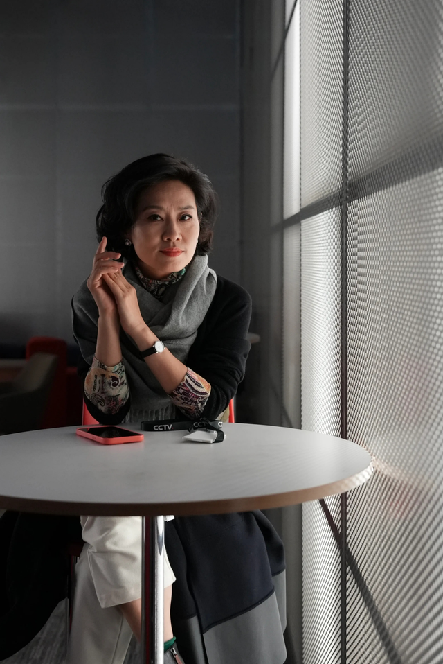 央视女主持就是有品味!看51岁是史小诺穿衣简单,却美得知性大气