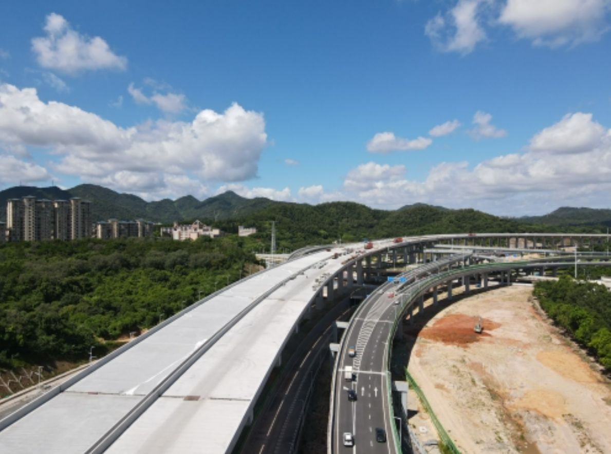 广东中开高速公路项目城桂路分离式立交桥贯通