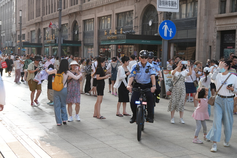暑期日均客流40万的南京东路,骑自行车巡逻的酷飒警察是"花架子"吗?