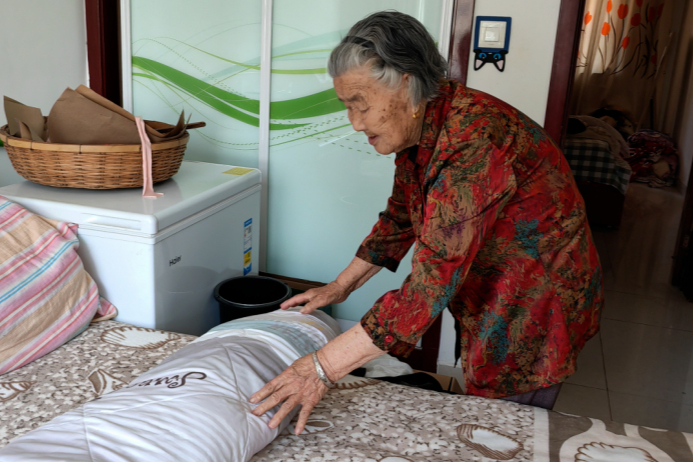 淄博94岁老人高秀英:不挑食心态好,每天能喝二两白酒